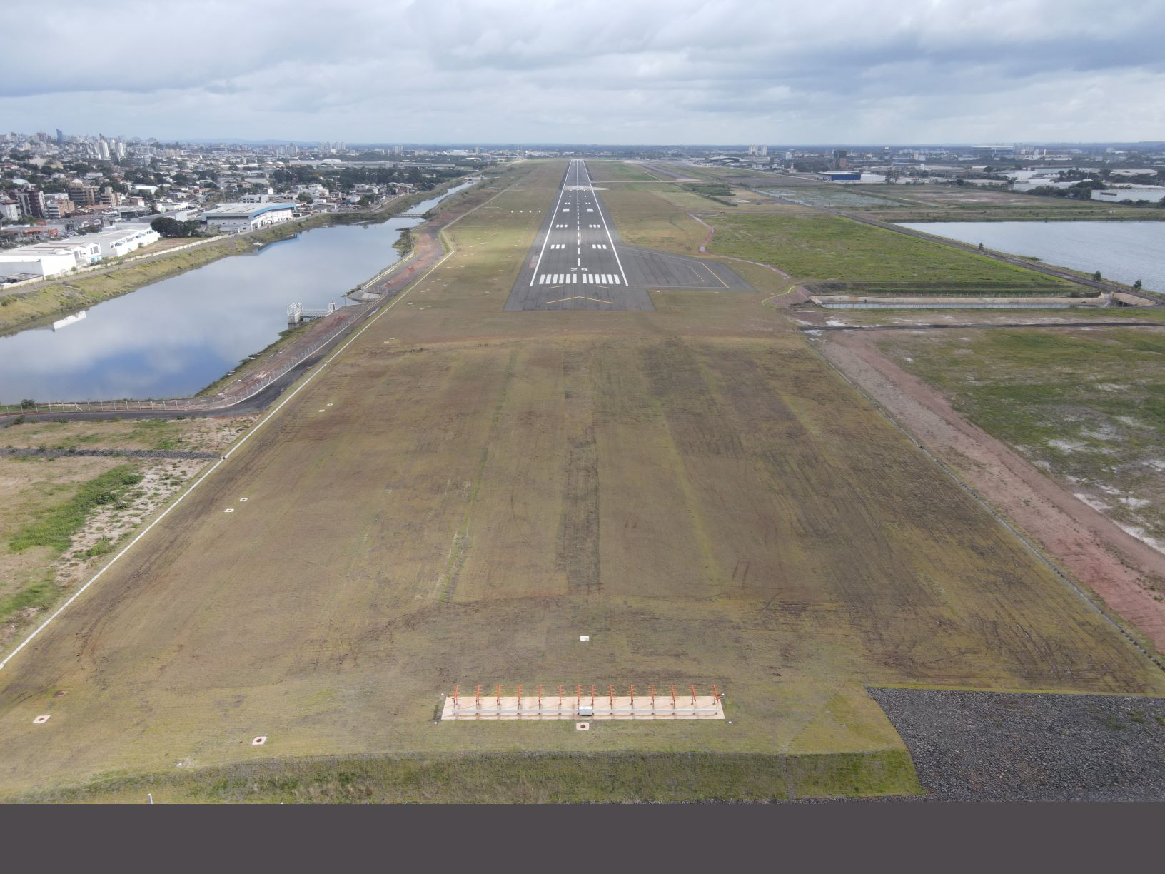 As obras de amplicação da pista começaram em março